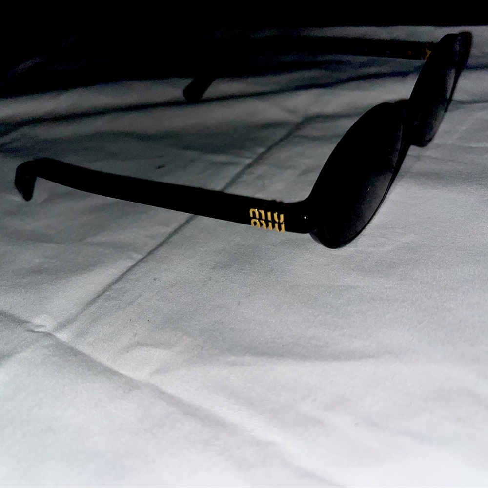 MIU MIU  Sumglasses  For  lady. It does not have its case. Original